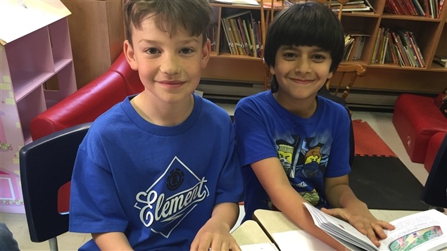 Émile et Carl ont fait un travail de graphisme pour embellir les dessins de leurs petits camarades. Émile et Carl ont fait un travail de graphisme pour embellir les dessins de leurs petits camarades.
