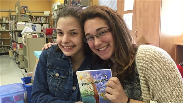 Léa Choquette et Arielle Cormier ont fait partie des cinq élèves du secondaire qui sont venues superviser le projet dans le cadre de leurs études. Léa Choquette et Arielle Cormier ont fait partie des cinq élèves du secondaire qui sont venues superviser le projet dans le cadre de leurs études.