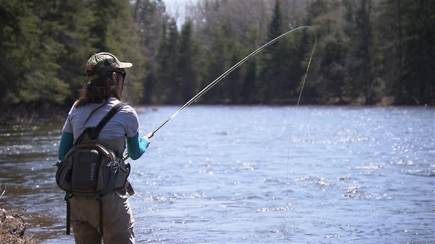 Une pêcheuse de saumon en action Une pêcheuse de saumon en action