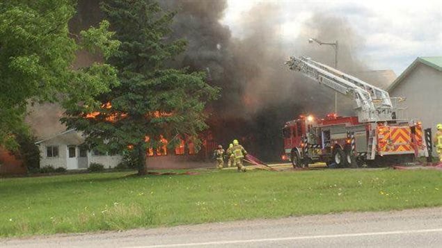 Les pompiers sont arrivés sur les lieux à 13 h. Les pompiers sont arrivés sur les lieux à 13 h.