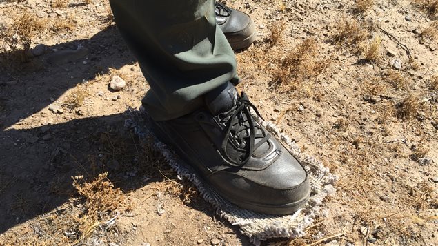 Les clandestins attachent des morceaux d'étoffe sous leurs souliers pour ne pas laisser de traces. Les clandestins attachent des morceaux d'étoffe sous leurs souliers pour ne pas laisser de traces.