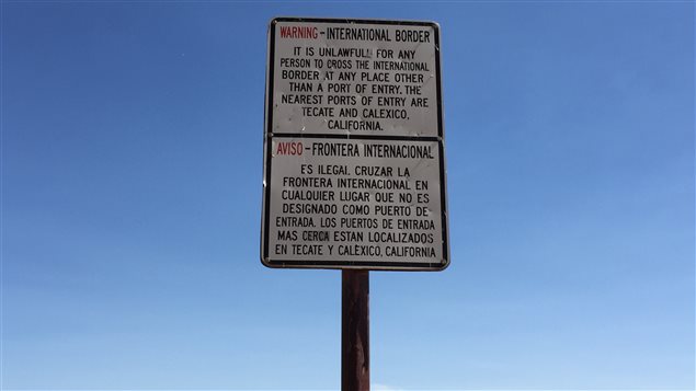 Un panneau bilingue avertit les gens de ne pas traverser la frontière entre les États-Unis et le Mexique, sauf aux postes frontaliers. Un panneau bilingue avertit les gens de ne pas traverser la frontière entre les États-Unis et le Mexique, sauf aux postes frontaliers.