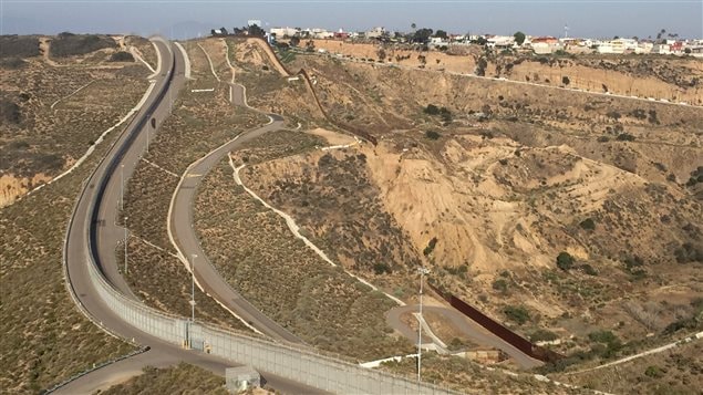 La région de San Diego-Tijuana comprend un des systèmes de sécurité les plus sophistiqués le long de la frontière entre les États-Unis et le Mexique. La région de San Diego-Tijuana comprend un des systèmes de sécurité les plus sophistiqués le long de la frontière entre les États-Unis et le Mexique.