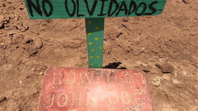 Des morts anonymes dans un cimetière de fortune aménagé pour ceux qui ont péri en tenant d'enter illégalement aux États-Unis. Des morts anonymes dans un cimetière de fortune aménagé pour ceux qui ont péri en tenant d'enter illégalement aux États-Unis.