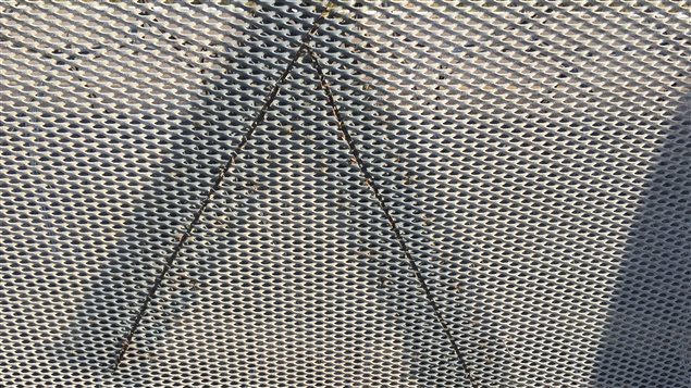 Les clandestins parviennent à percer le mur États-Unis-Mexique avec des scies métalliques. Les clandestins parviennent à percer le mur États-Unis-Mexique avec des scies métalliques.