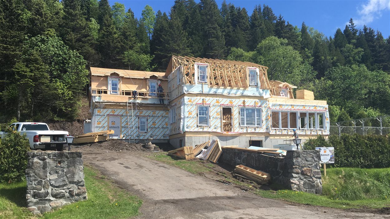 NotreDameduPortage veut suspendre la construction d'une maison ICI