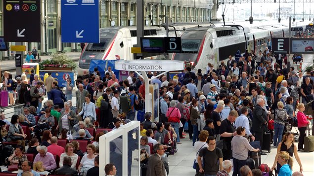 En France, les grévistes menacent également le réseau des transports. En France, les grévistes menacent également le réseau des transports.