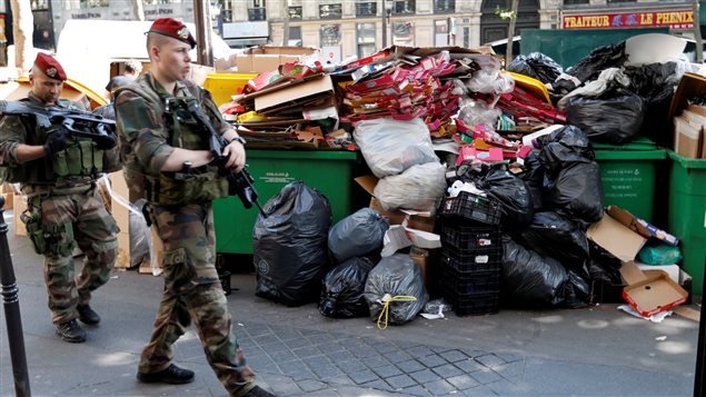 Des quantités importantes de déchets s'accumulent dans les rues de Paris alors que la France se prépare à donner le coup d'envoi à l'Euro 2016. Des quantités importantes de déchets s'accumulent dans les rues de Paris alors que la France se prépare à donner le coup d'envoi à l'Euro 2016.