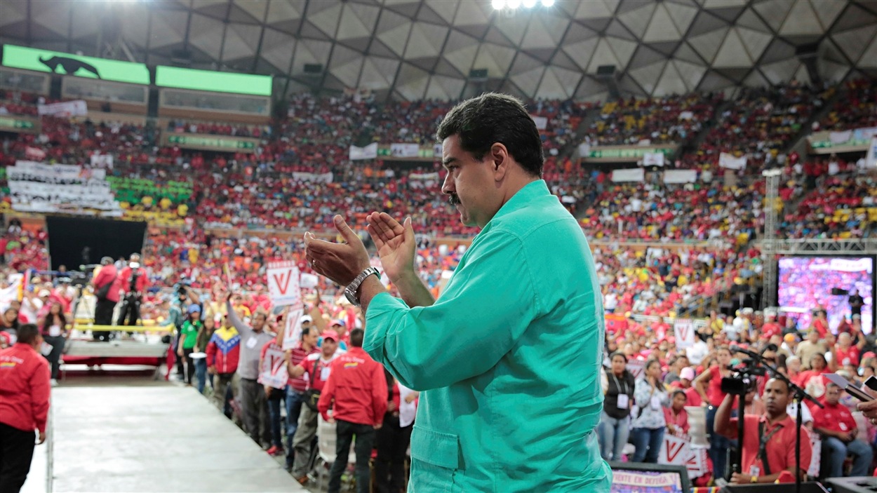Sept Vénézuéliens sur dix souhaitent le départ du président du Maduro, mais ils sont encore peu nombreux à manifester, rapporte l'AFP. Sept Vénézuéliens sur dix souhaitent le départ du président du Maduro, mais ils sont encore peu nombreux à manifester, rapporte l'AFP.