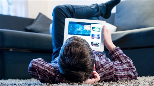Un adolescent devant un écran