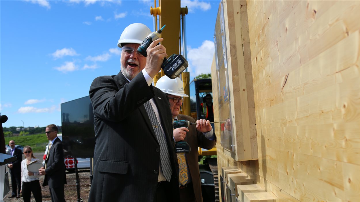 Première pelletée de terre du projet Origine dans l'écoquartier de la Pointe-aux-Lièvres Première pelletée de terre du projet Origine dans l'écoquartier de la Pointe-aux-Lièvres