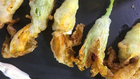Fleurs de courgettes tempura farcies de trois façons et mayonnaise à l’orange