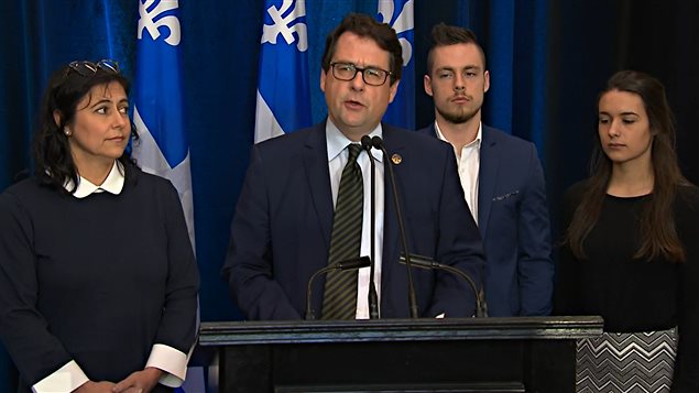 Bernard Drainville et sa famille proche lors de l'annonce de son départ Bernard Drainville et sa famille proche lors de l'annonce de son départ