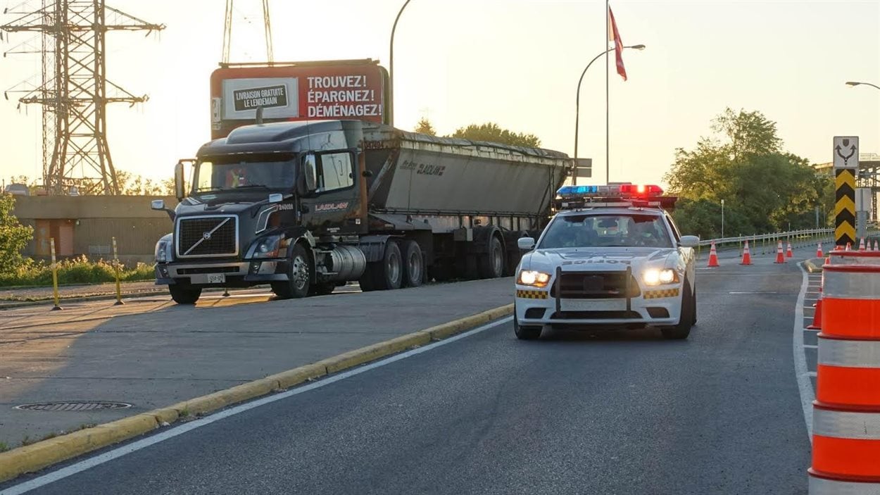 Les camions dont le poids brut (charge comprise) excède 13,5 tonnes ne peuvent circuler sur le pont Victoria. Les camions dont le poids brut (charge comprise) excède 13,5 tonnes ne peuvent circuler sur le pont Victoria.