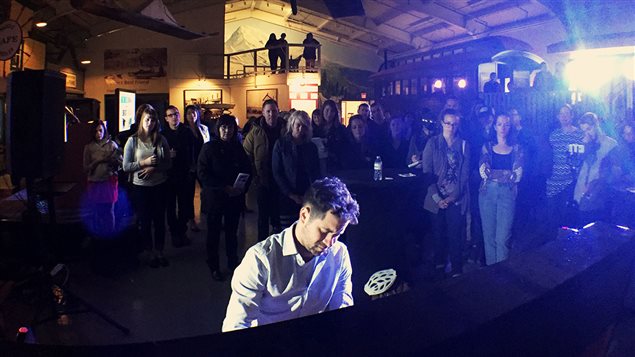 Jean-Michel Blais en prestation lors du dévoilement de la liste préliminaire du prix Polaris 2016 au Yukon Jean-Michel Blais en prestation lors du dévoilement de la liste préliminaire du prix Polaris 2016 au Yukon