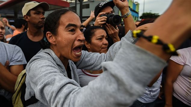 Des résidents d'un quartier pauvre de Caracas protestent contre la pénurie de nourriture le 14 juin 2016. Des résidents d'un quartier pauvre de Caracas protestent contre la pénurie de nourriture le 14 juin 2016.
