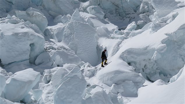 « Le Kungu, ce sont des blocs de glace de la grosseur d'une maison. Personne, même les sherpas, ne veut y rester bien longtemps », raconte Jean-François Tardif. « Le Kungu, ce sont des blocs de glace de la grosseur d'une maison. Personne, même les sherpas, ne veut y rester bien longtemps », raconte Jean-François Tardif.