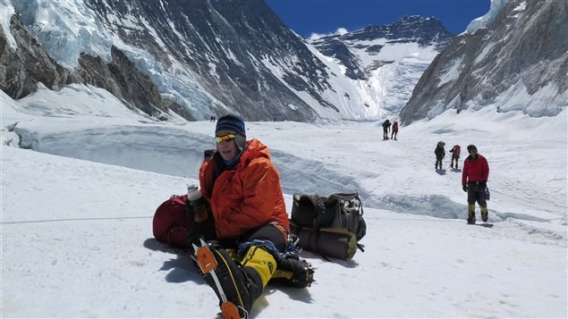 Jean-François Tardif au pied de l'Everest, avec son anorak en fibre d'asclépiade. Jean-François Tardif au pied de l'Everest, avec son anorak en fibre d'asclépiade.