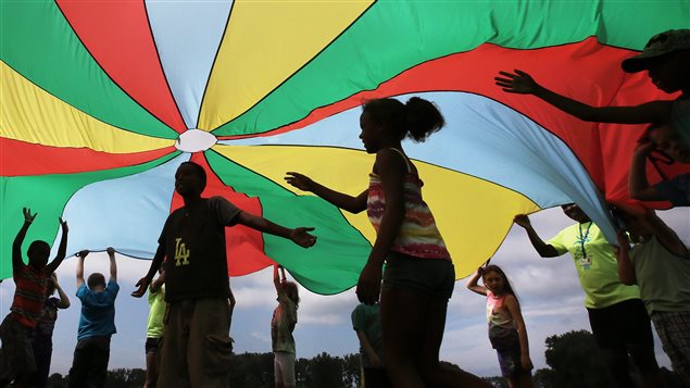 Des enfants jouent dans un camp d'été. Des enfants jouent dans un camp d'été.