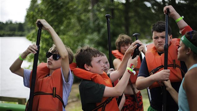 Certains camps de vacances offrent des activités nautiques, comme le canot. Certains camps de vacances offrent des activités nautiques, comme le canot.