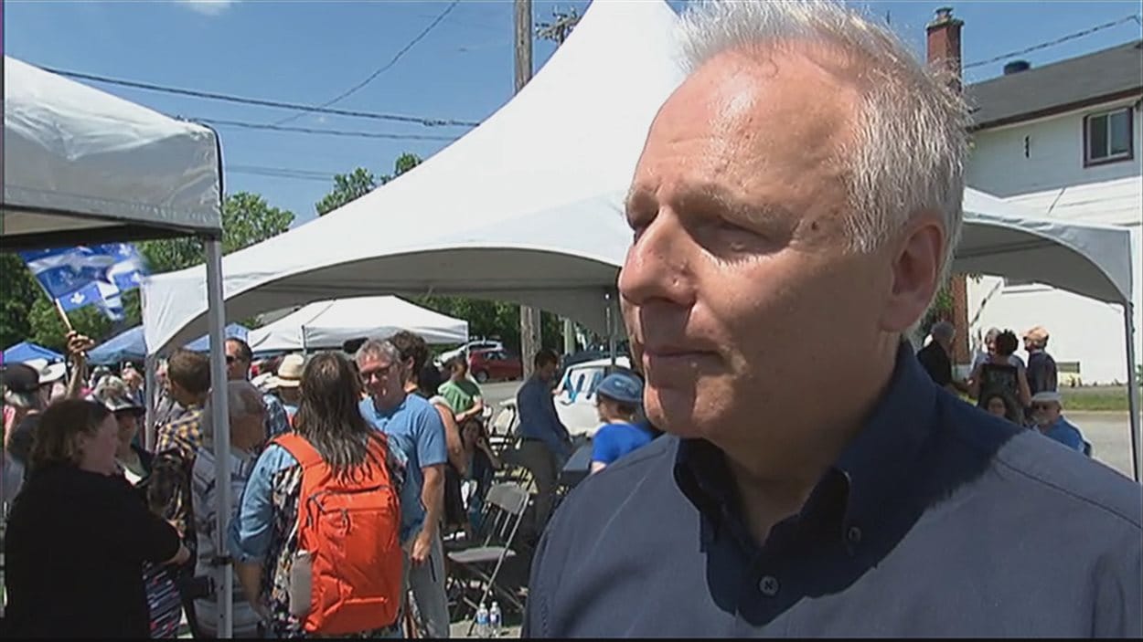 Le député Jean-François Lisée accorde une entrevue le 26 juin 2016 à Thetford-Mines, peu après avoir officiellement lancé sa campagne en vue de la course à la direction du Parti québécois. Le député Jean-François Lisée accorde une entrevue le 26 juin 2016 à Thetford-Mines, peu après avoir officiellement lancé sa campagne en vue de la course à la direction du Parti québécois.