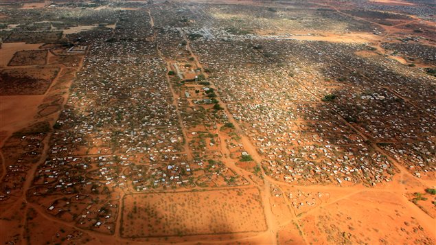 Vue aérienne du camp de réfugiés Dagahaley, à Dadaab, près de la frontière entre le Kenya et de la Somalie. Plus de 350 000 personnes y sont logées. Vue aérienne du camp de réfugiés Dagahaley, à Dadaab, près de la frontière entre le Kenya et de la Somalie. Plus de 350 000 personnes y sont logées.