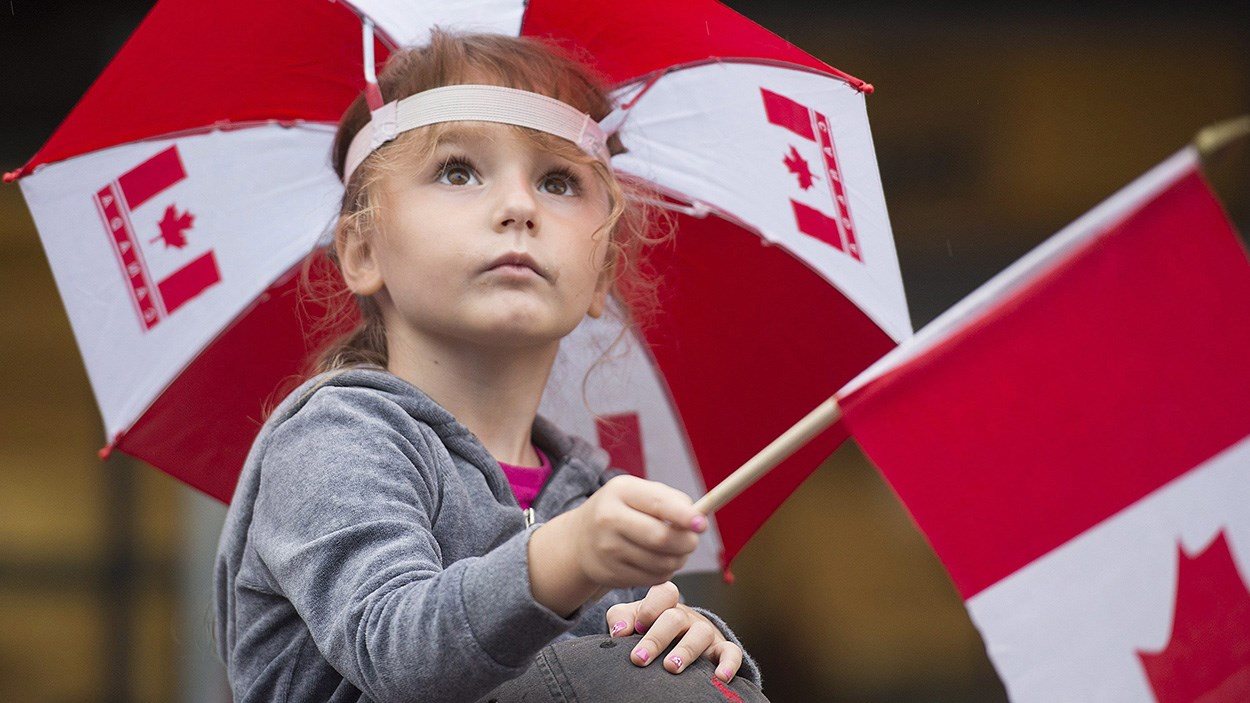 Une enfant qui assiste au défilé de la fête du Canada (archives) Une enfant qui assiste au défilé de la fête du Canada (archives)
