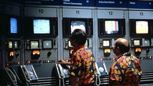 À la régie centrale de Radio-Canada, deux techniciens de l'ORTO regardent des moniteurs lors des Jeux olympiques de Montréal en 1976.