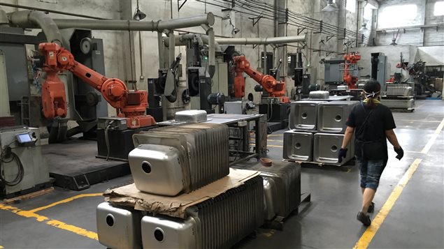 Chen Conghan possède neuf robots dans son usine d'éviers. Chen Conghan possède neuf robots dans son usine d'éviers.
