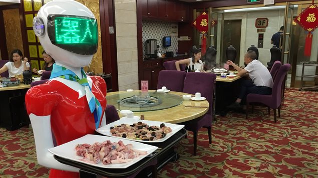 On a troqué les serveurs pour des humanoïdes dans certains restaurants On a troqué les serveurs pour des humanoïdes dans certains restaurants