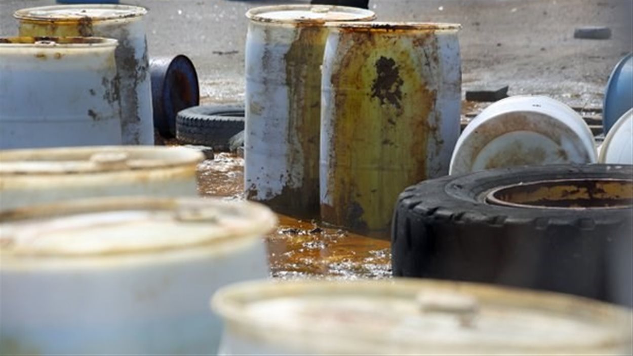 Des bidons de matières dangereuses Des bidons de matières dangereuses