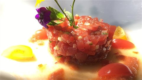 Tartare de thon aux saveurs d’un gaspacho aux fraises du Québec