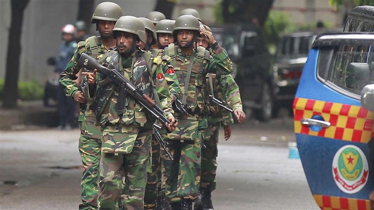 Les forces de sécurité ont donné l'assaut pour libérer une vingtaine d'otages, dont sept Italiens, dans un restaurant de Dacca au Bangladesh Les forces de sécurité ont donné l'assaut pour libérer une vingtaine d'otages, dont sept Italiens, dans un restaurant de Dacca au Bangladesh