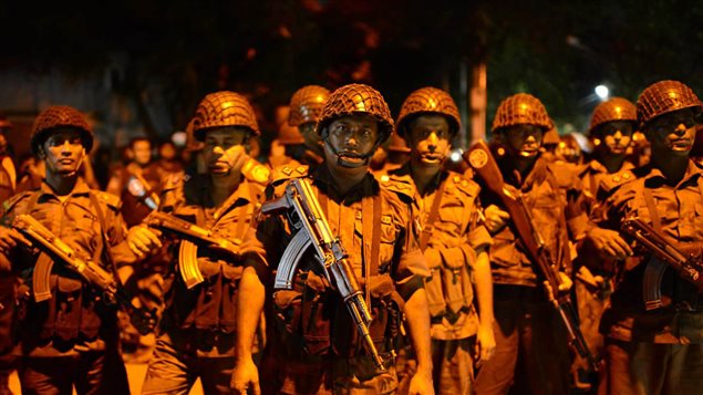 Des soldats sont postés près du restaurant qui a été la cible d’une attaque à Dacca, au Bangladesh. Des soldats sont postés près du restaurant qui a été la cible d’une attaque à Dacca, au Bangladesh.