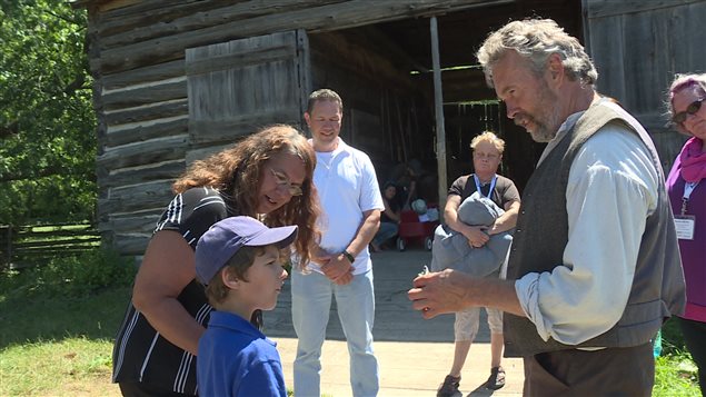 Ethan Tomney et un animateur au village Upper Canada. Ethan Tomney et un animateur au village Upper Canada.