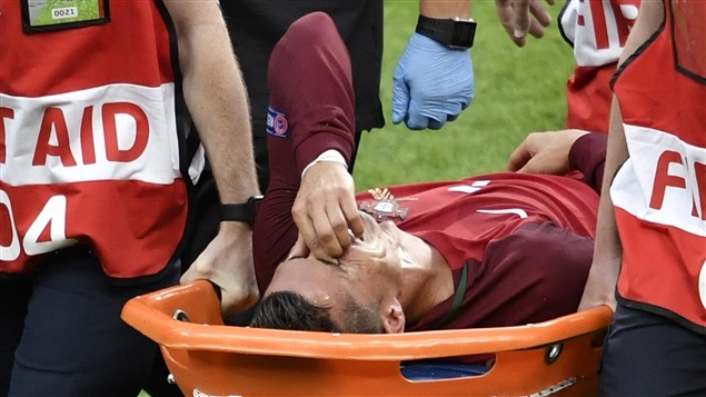 Ronaldo sort de l'Euro sur une civière Ronaldo sort de l'Euro sur une civière