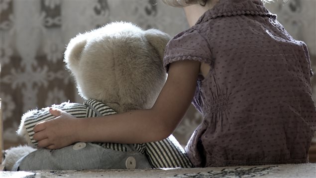 Un enfant et son doudou. Un enfant et son doudou.