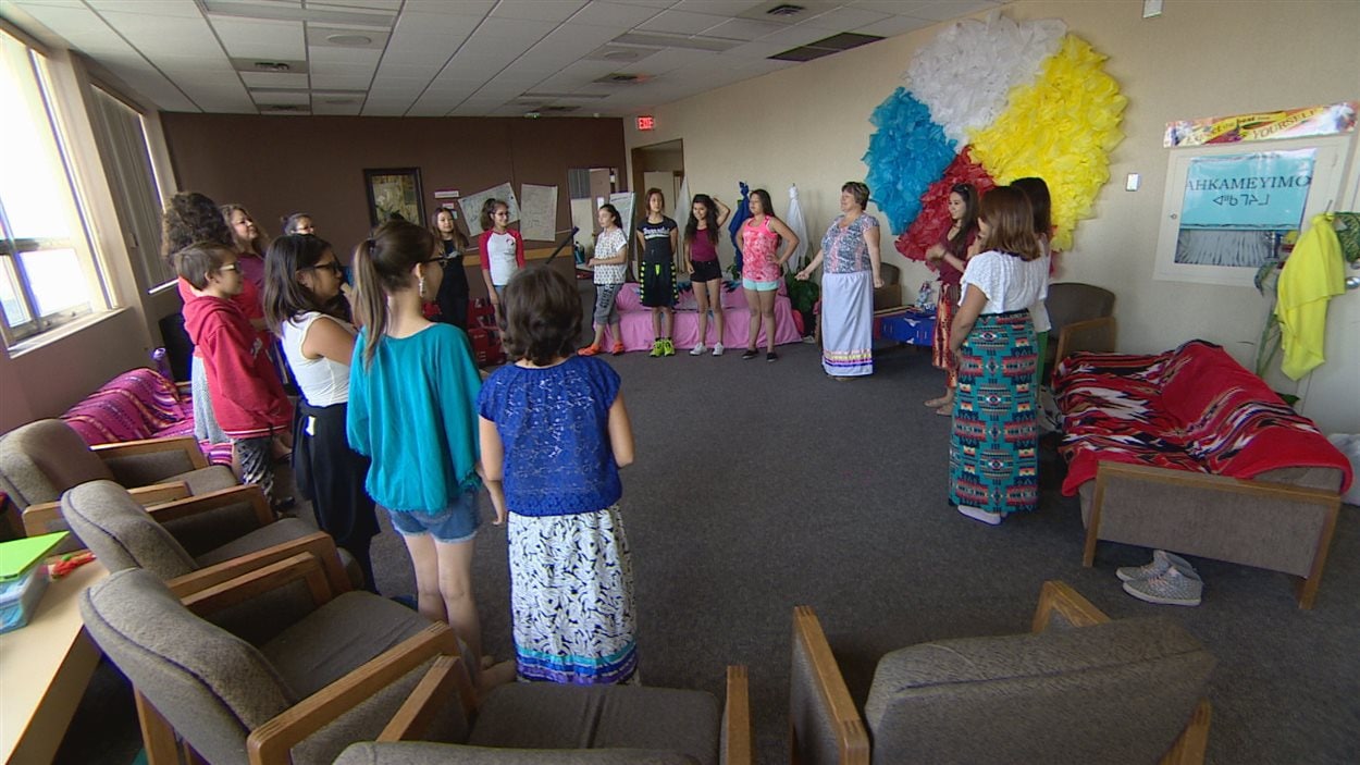 Des jeunes filles en cercle dans une salle. Des jeunes filles en cercle dans une salle.