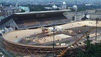 Vélodrome temporaire au CEPSUM en 1974 Vélodrome temporaire au CEPSUM en 1974