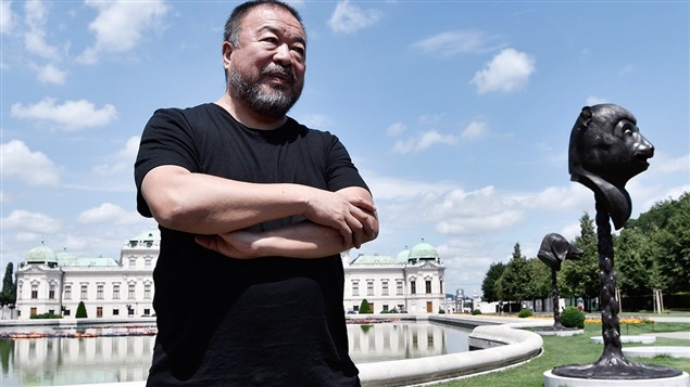 L'artiste Ai Weiwei pose devant ses installations « F Lotus » et « Circle of Animals/Zodiac Heads », à Vienne L'artiste Ai Weiwei pose devant ses installations « F Lotus » et « Circle of Animals/Zodiac Heads », à Vienne