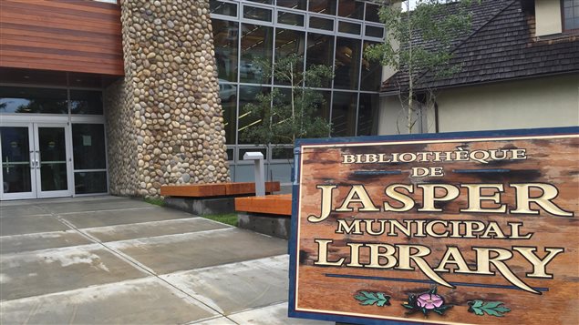 Les nouveaux locaux de l'ACFA régionale de Jasper donnent sur la bibliothèque municipale. Les nouveaux locaux de l'ACFA régionale de Jasper donnent sur la bibliothèque municipale.