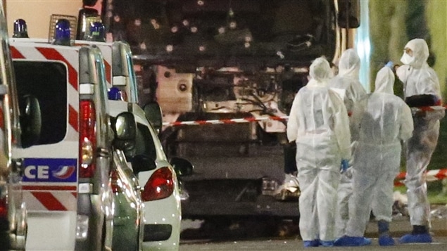 Les autorités françaises examinent le camion qui a foncé dans la foule à Nice. Les autorités françaises examinent le camion qui a foncé dans la foule à Nice.