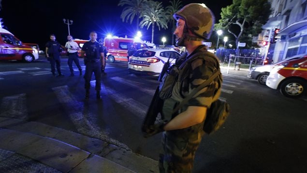 Des soldats ont établi un périmètre de sécurité autour de la zone où est survenue l'attaque au camion à Nice. Des soldats ont établi un périmètre de sécurité autour de la zone où est survenue l'attaque au camion à Nice.