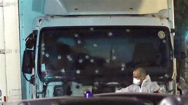 Le pare-brise du camion qui a foncé sur la foule à Nice est criblé de balles. Le pare-brise du camion qui a foncé sur la foule à Nice est criblé de balles.