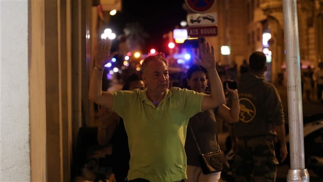 Un homme traverse un contrôle de police à Nice. Un homme traverse un contrôle de police à Nice.
