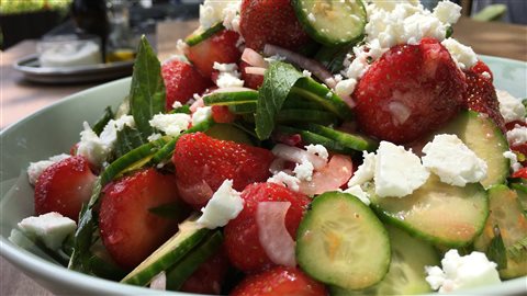 Salade grecque aux fraises