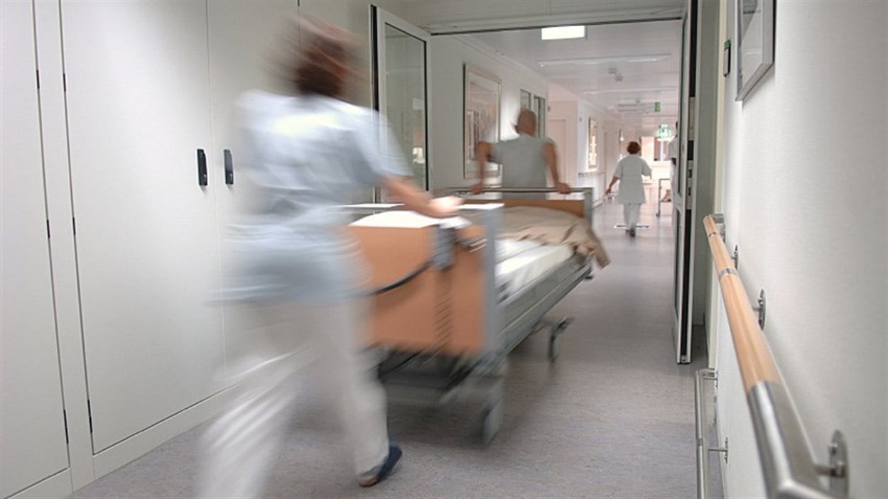 Transport d'un lit dans un hôpital Transport d'un lit dans un hôpital
