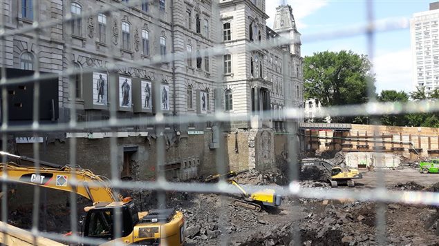 Les travaux à l'Assemblée nationale, vus à travers un grillage de la palissade Les travaux à l'Assemblée nationale, vus à travers un grillage de la palissade