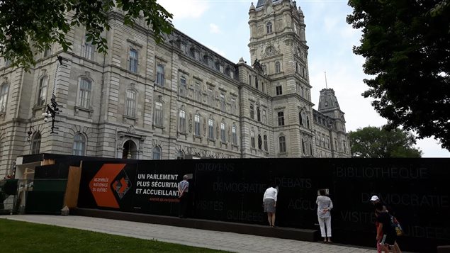 Des curieux s'arrêtent pour regarder l'évolution des travaux devant l'Assemblée nationale Des curieux s'arrêtent pour regarder l'évolution des travaux devant l'Assemblée nationale