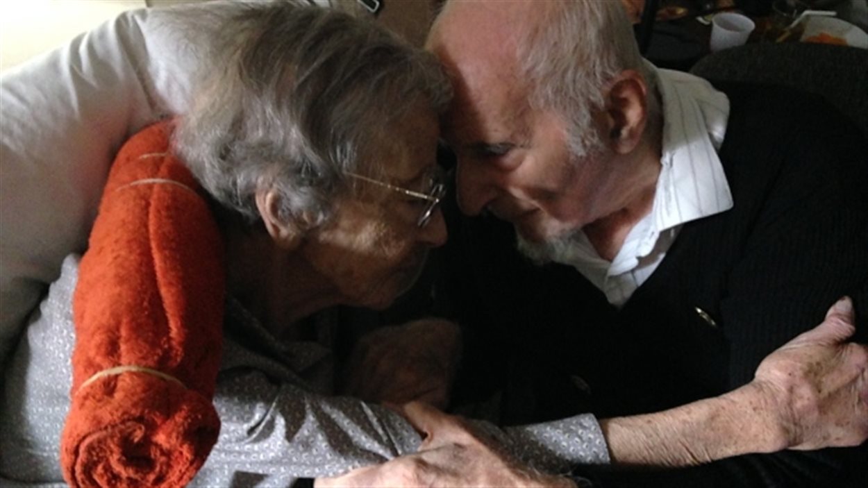Ursula Franklin et son mari Fred s'enlacent le mardi 19 juillet 2016 à Toronto. La professeure de longue date à l'Université de Toronto est morte le vendredi 22 juillet suivant. Ursula Franklin et son mari Fred s'enlacent le mardi 19 juillet 2016 à Toronto. La professeure de longue date à l'Université de Toronto est morte le vendredi 22 juillet suivant.